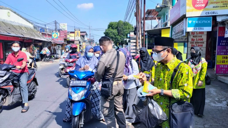 Satgas Covid dan Penyuluh Agama Kecamatan Cimanggis Berbagi Masker Hingga Sembako