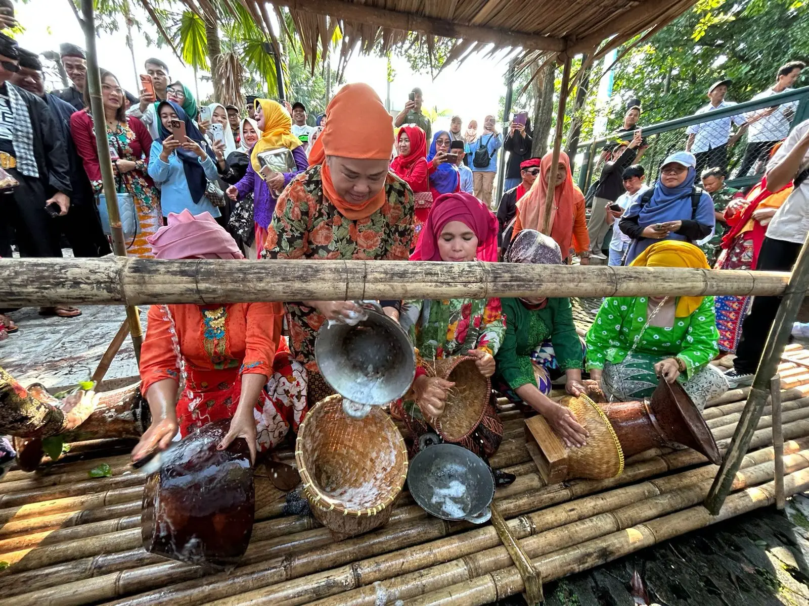 Biar Ngencrang! Wadon KOOD Lestarikan Tradisi Nyuci Perabotan di Lebaran Depok