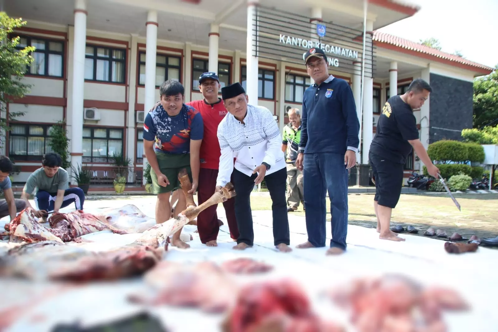 Momen Berbagi, Aparatur Kecamatan Cipayung Kurban Satu Sapi dan Dua Kambing