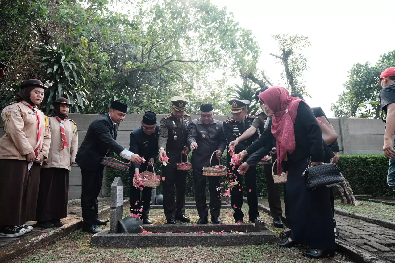 Wali Kota Bersama Forkopimda Depok Tabur Bunga di TMP Kalimulya