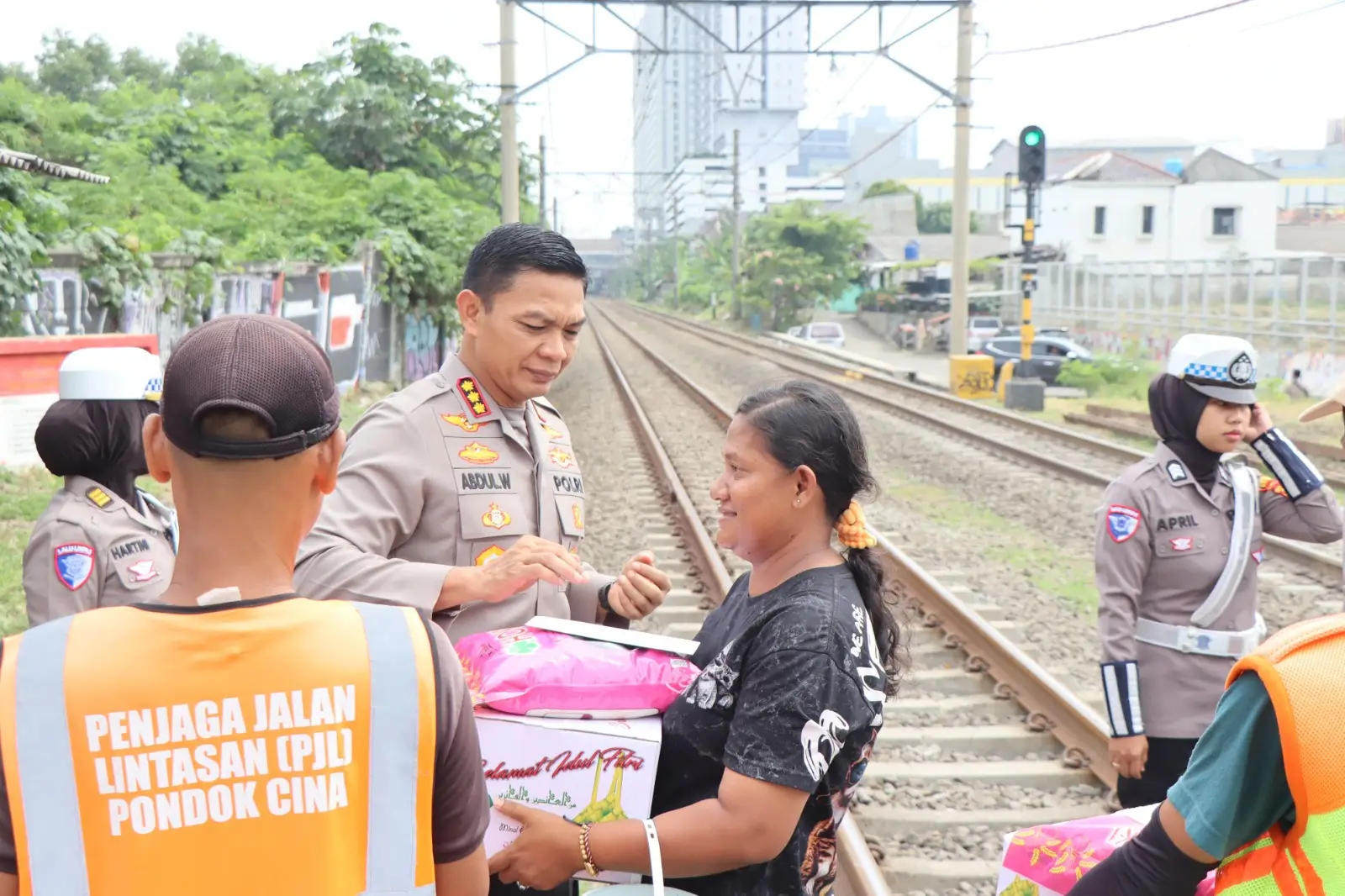 Ramadan Berkah, Kapolres Metro Depok Berbagi Sembako untuk Penjaga Palang Pintu Kereta
