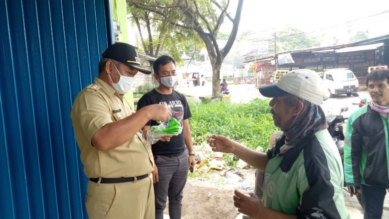 Ratusan Nasi Kotak Dibagikan ke Warga Tapos, Pedagang Kecil hingga Ojol