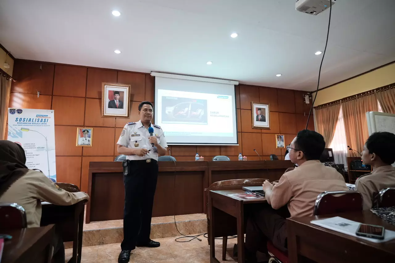 Dishub Sosialisasikan Keselamatan Berlalu Lintas di SMAN 2 Depok