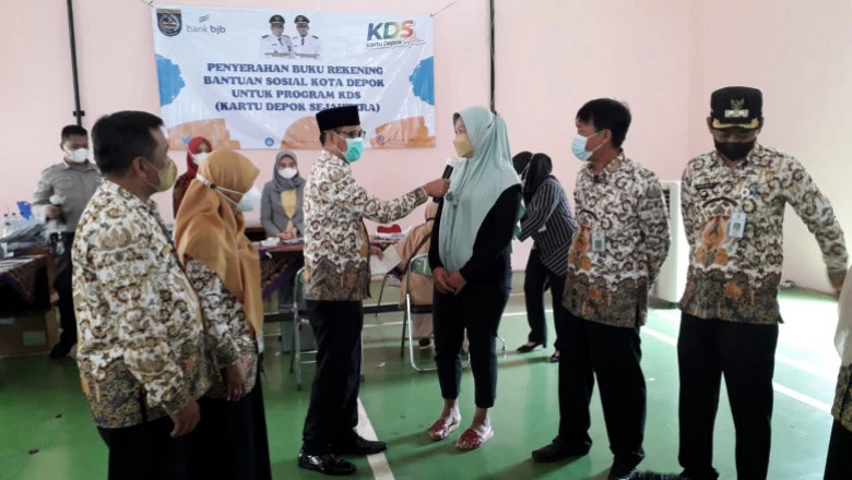 Wakil Wali Kota Depok Pantau Langsung Pembagian KDS di Cipayung