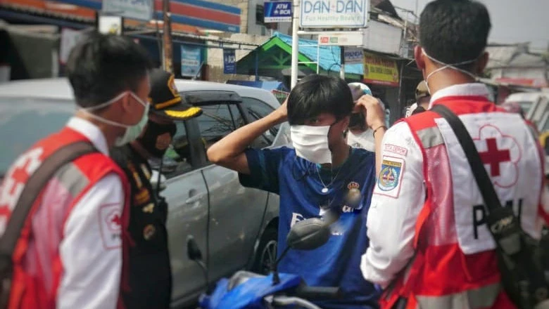 Lurah Abadijaya Ikut Terjun Langsung Sosialisasikan Penggunaan Masker