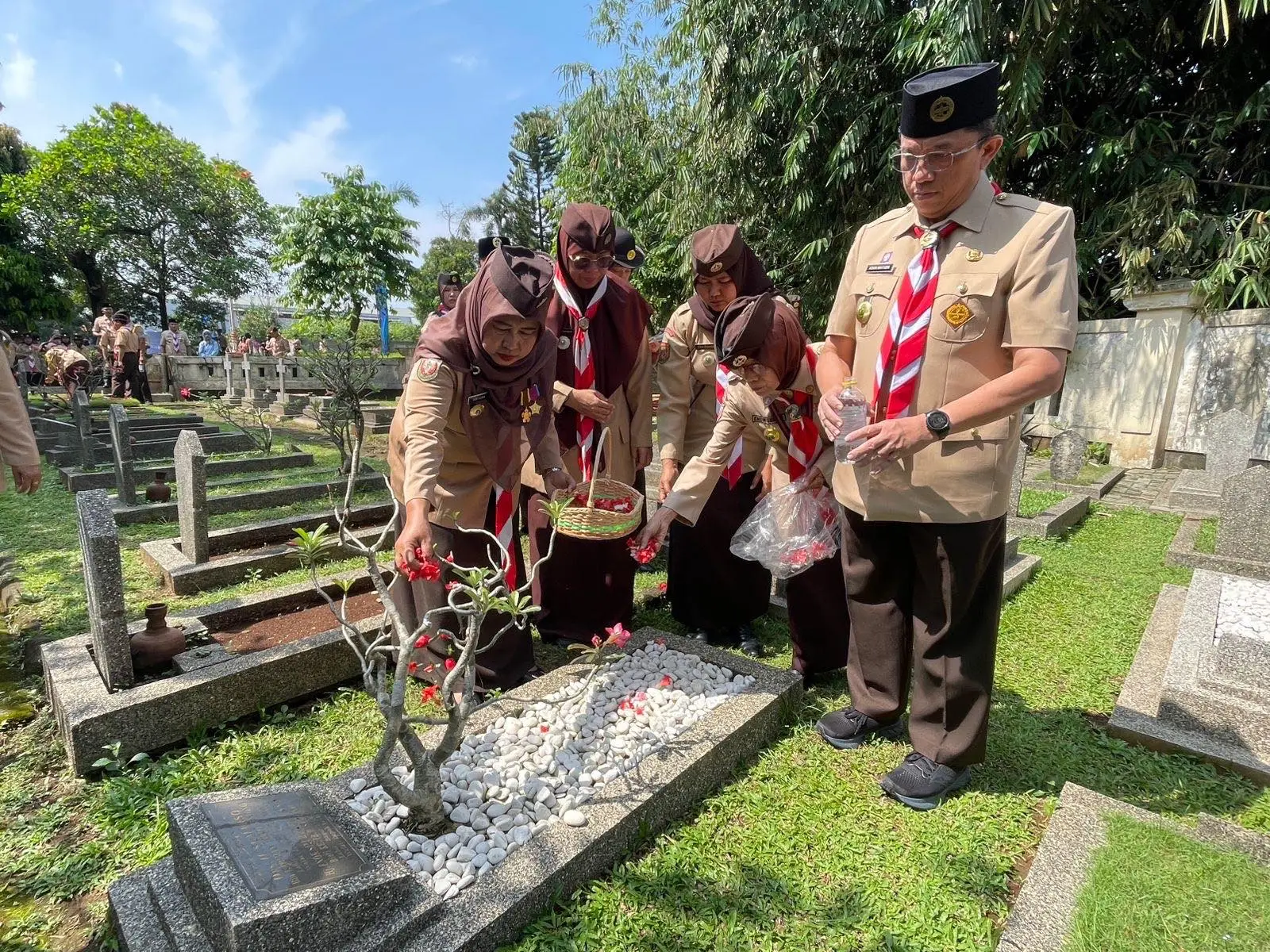 Jelang Hari Pramuka ke-64, Kwarcab Depok Gelar Tabur Bunga di TMP Kalimulya
