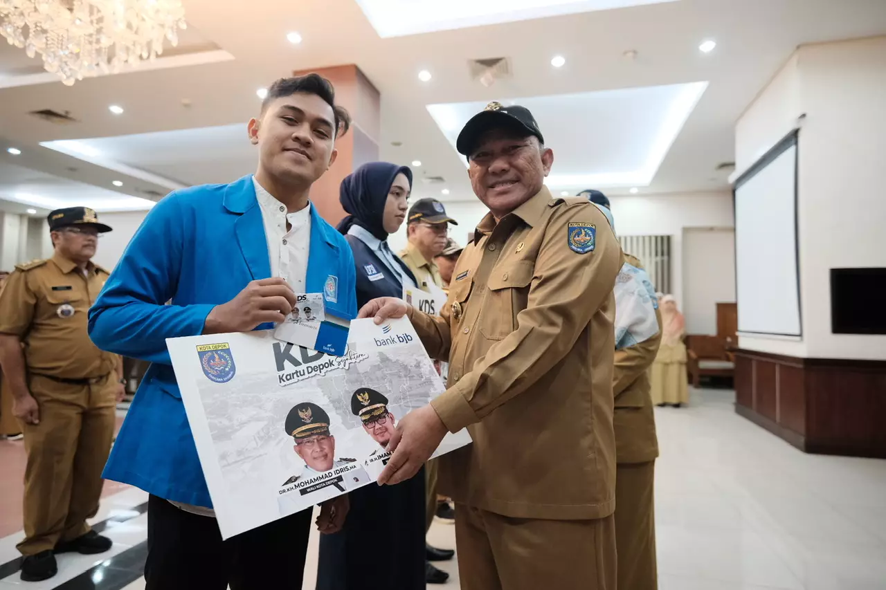 Wali Kota Serahkan Beasiswa Bidikmanis Saat Apel Pagi