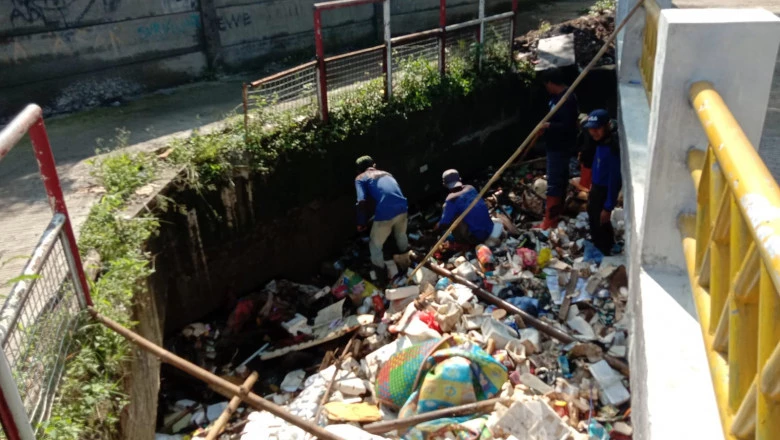 DPUPR Turunkan Satgas, Angkut Sampah Kali Cabang Tengah