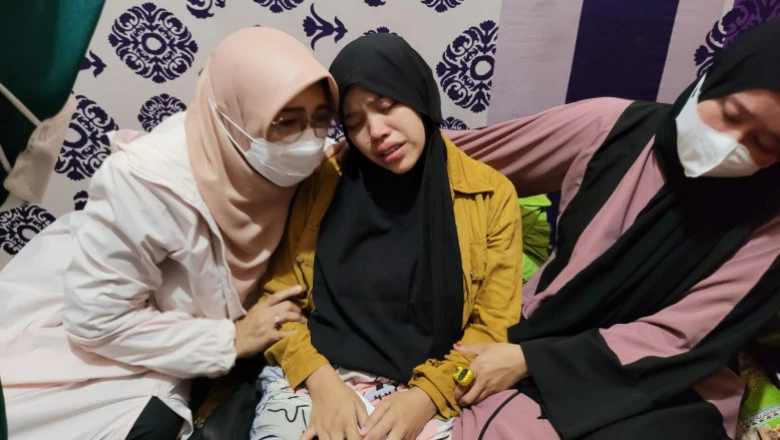 Bunda Elly Takziah ke Rumah Korban Tenggelam di Sungai Ciliwung