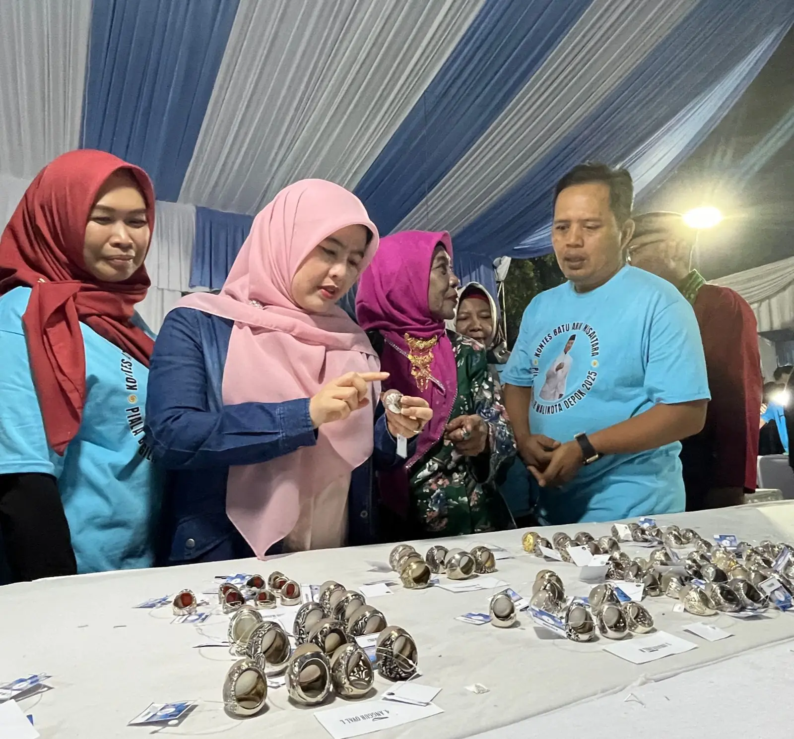 Cing Ikah Takjub Batu Akik, Ajak Perempuan Ikut Memakai