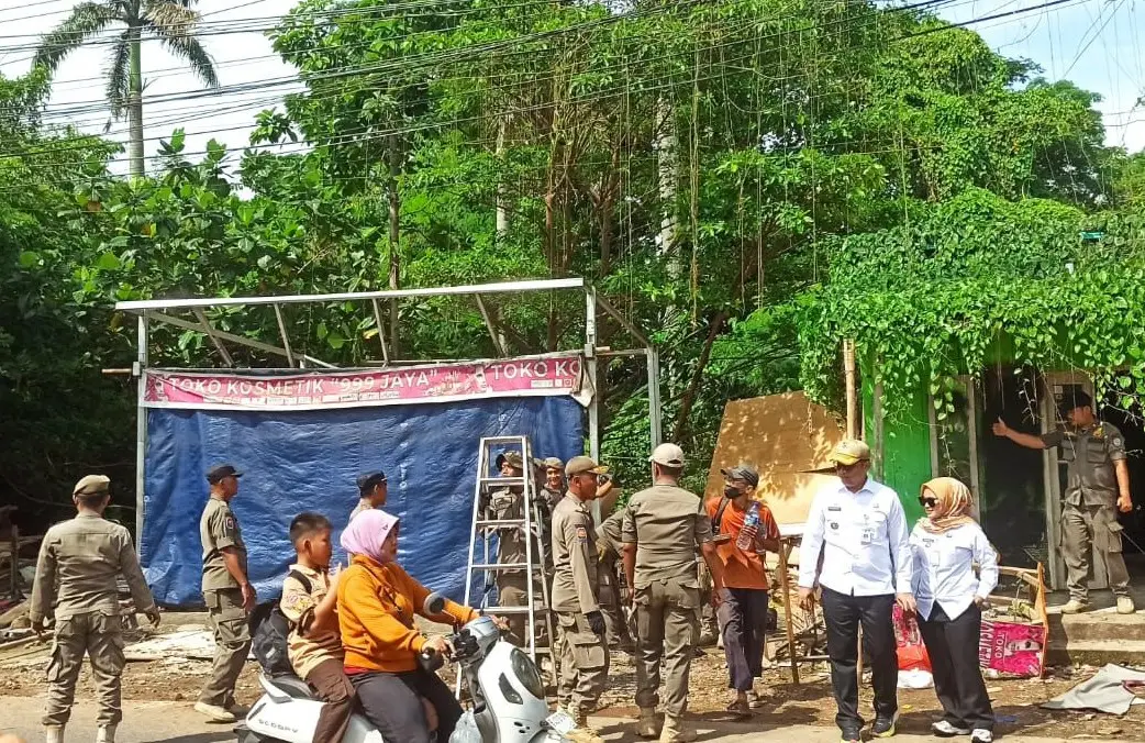 Satpol PP Depok Tertibkan PKL dan Bangli di Cipayung, 211 Botol Minuman Beralkohol Turut Diamankan