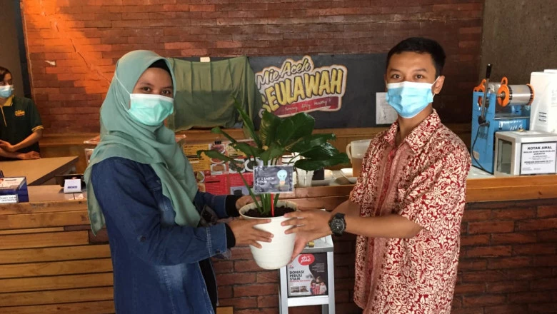 Komunitas Earth Hour Bagikan Tanaman kepada Pelaku Usaha di Sekitar Margonda