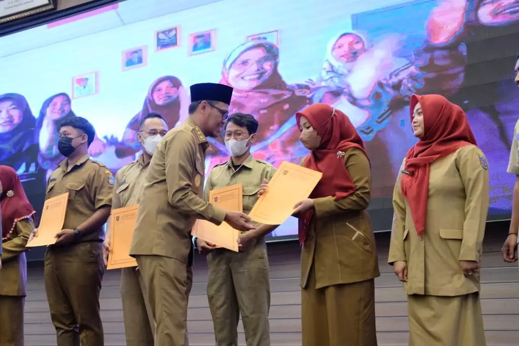 Bang Imam Serahkan SK ke 2.080 Tenaga Pendidik dan Kependidikan non-ASN Jenjang SD