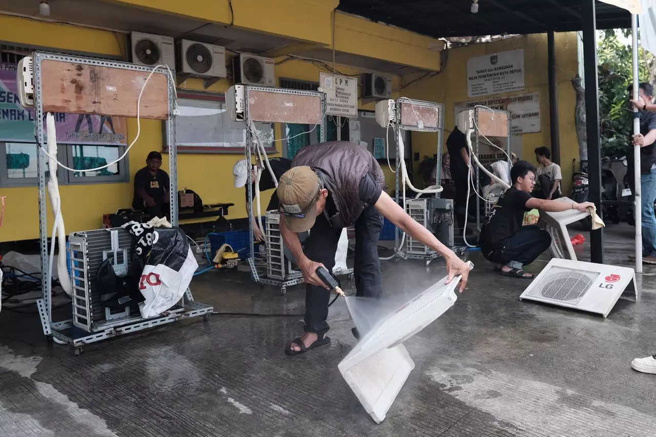 Peserta Pelatihan di Kelurahan Pangkalan Jati Baru Lakukan Praktik Membersihkan AC