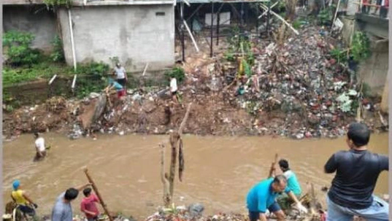 Bantu Bersihkan Kali Baru, Warga RW 04 Kelurahan Tugu Lakukan Kerja Bakti