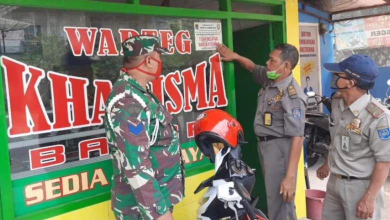 Tekan Covid-19, Satpol PP Patroli Pasang Stiker Imbauan di Rumah Makan
