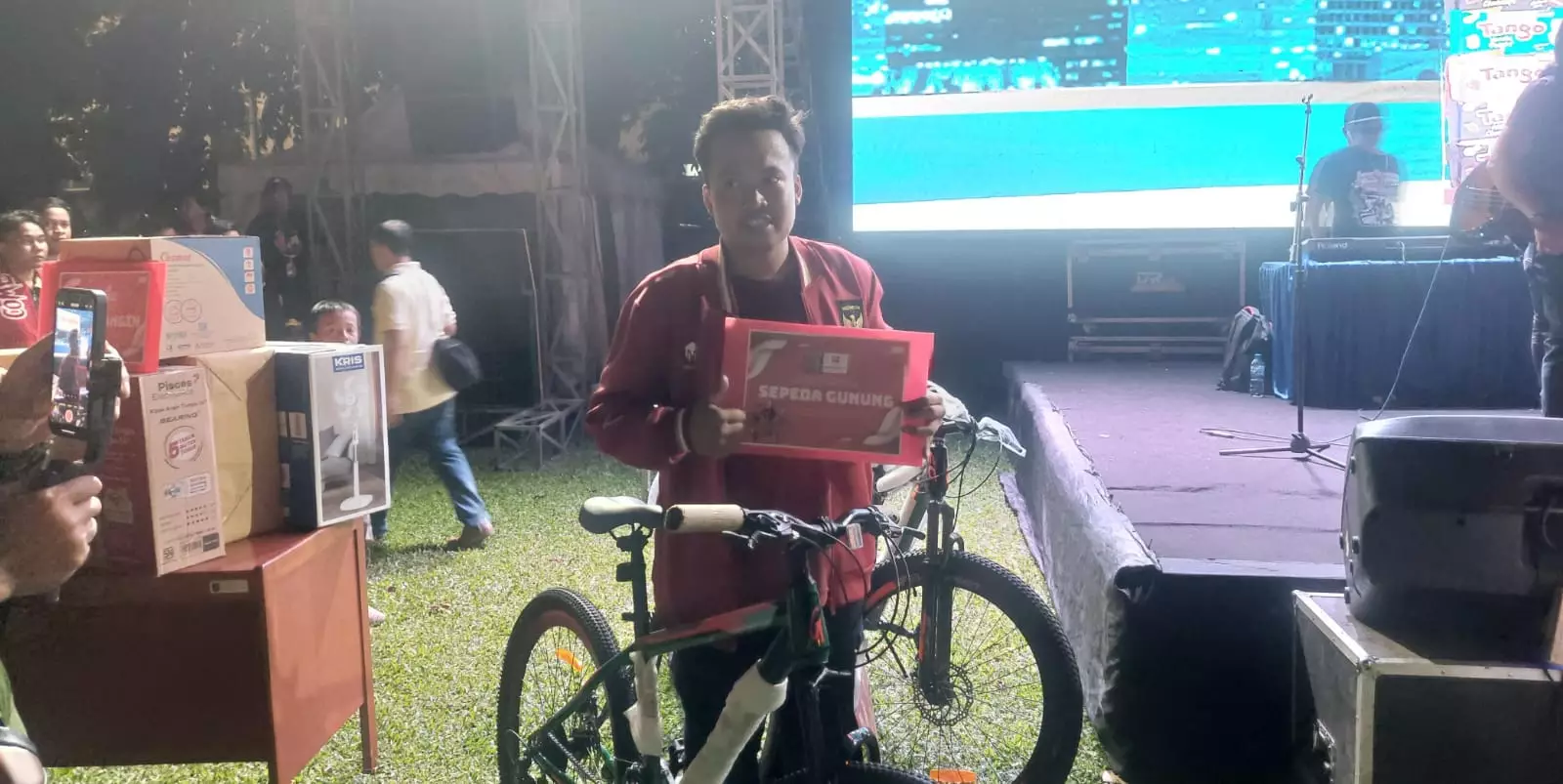 Nobar Indonesia Vs Uzbekistan di Pemkot Depok, Dua Penonton Beruntung Dapat Doorprize