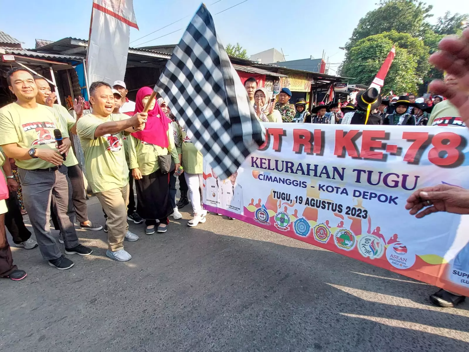 Bang SS Lepas Ribuan Peserta Gerak Jalan Sehat di Kelurahan Tugu