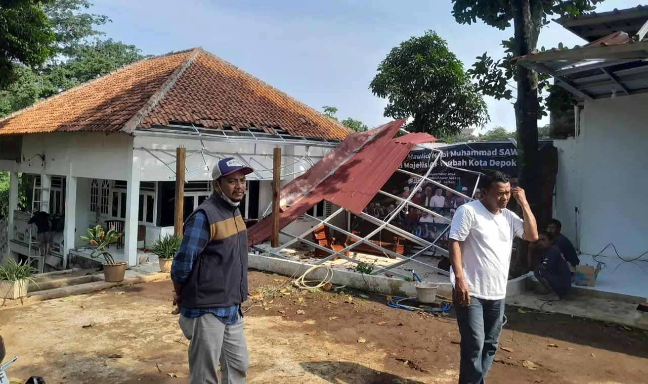Aksi Cepat Plt Lurah Kalimulya Tinjau Sejumlah Rumah Terdampak Hujan Angin
