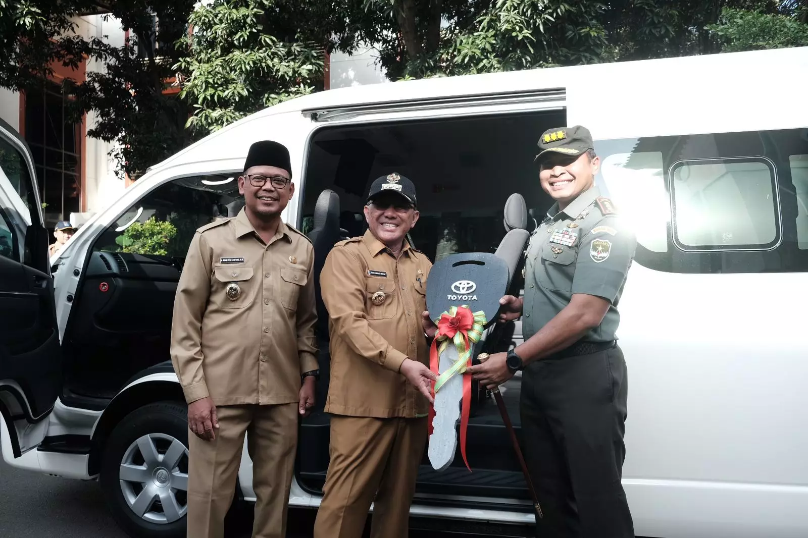 Wali Kota Depok Serahkan Hibah Kendaraan Operasional untuk TNI