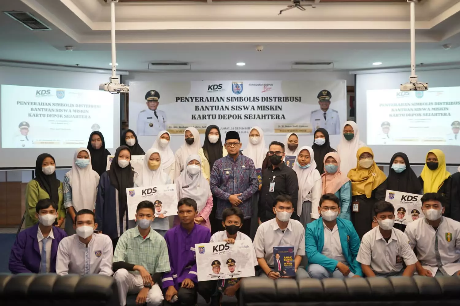 Bang Imam Serahkan Beasiswa Program KDS kepada 1.478 Siswa SMA