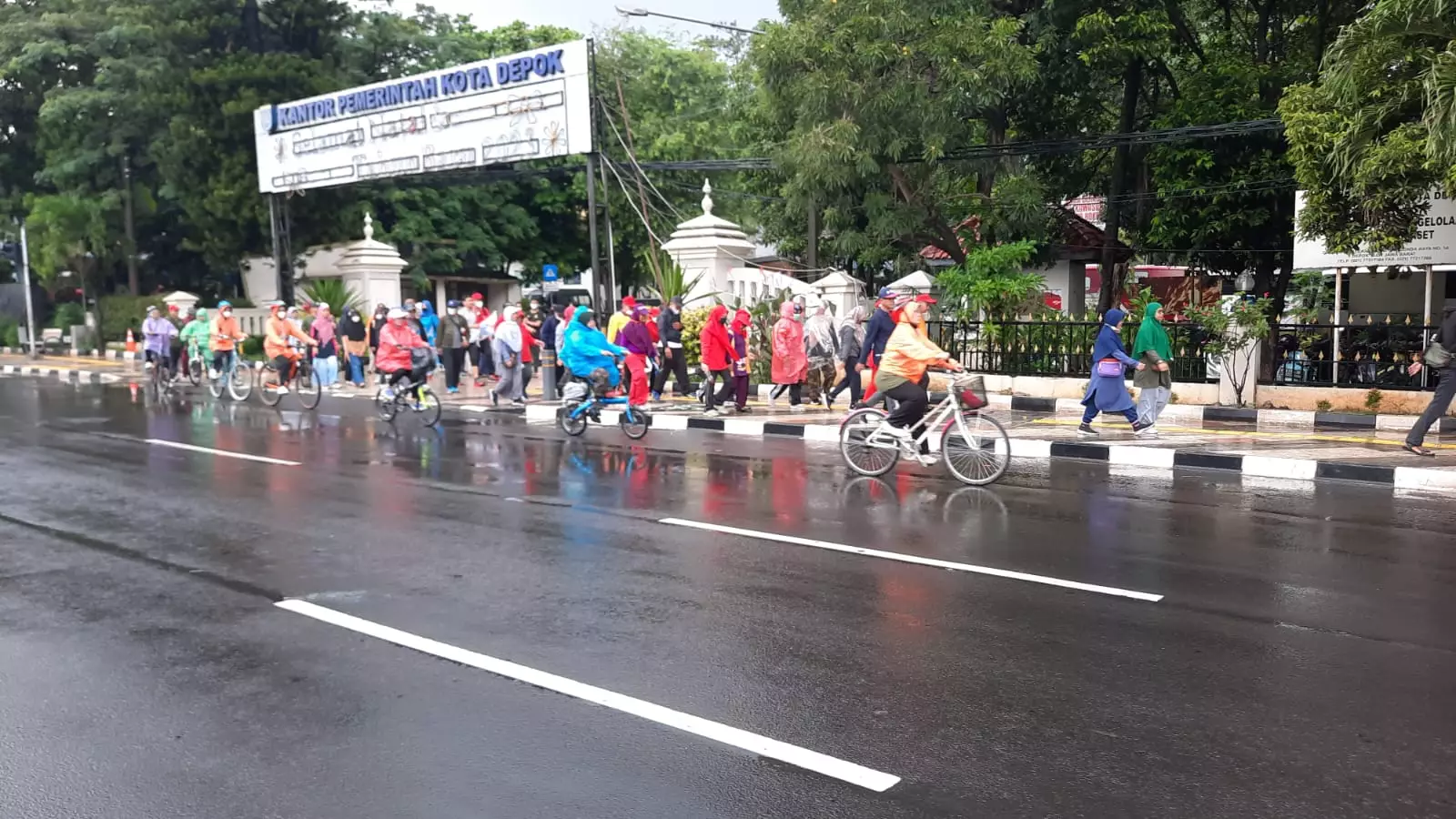 Awal Tahun, Komunitas HFC Jalan Santai dan Jajal Trotoar Margonda Depok