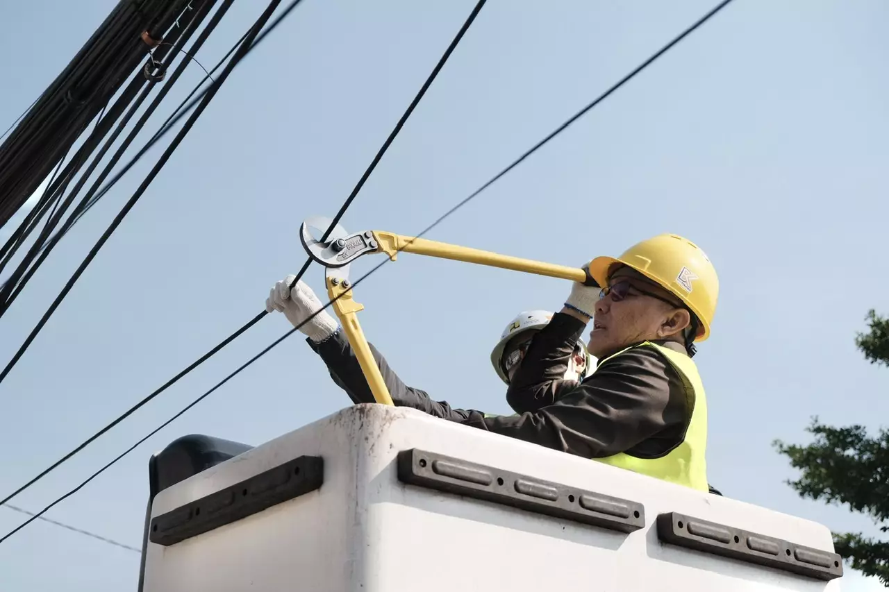Wali Kota Depok Gunting Kabel Udara di Jalan Tole Iskandar