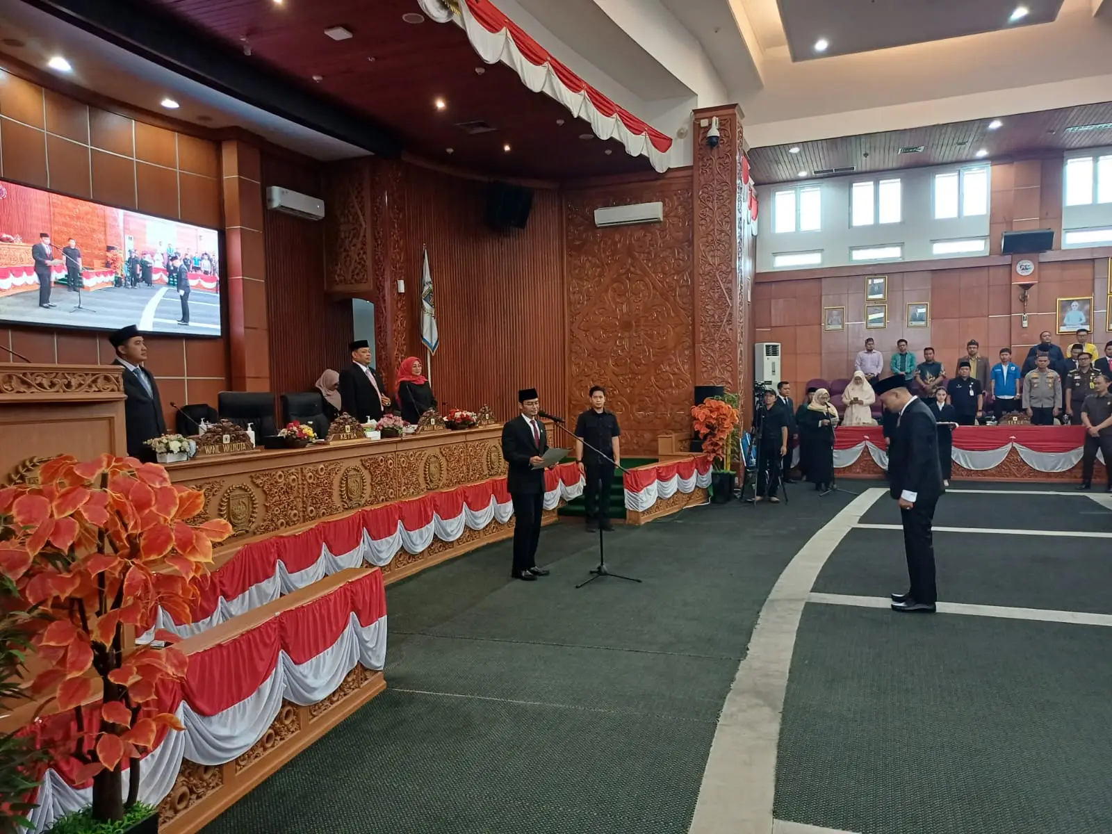 Dindin Saprudin Resmi Dilantik Jadi PAW Anggota DPRD Depok, Chandra Rahmansyah Sampaikan Harapan