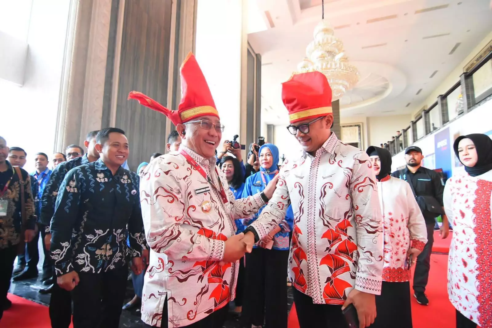Rakernas APEKSI Resmi Dibuka, Wali Kota Depok Hadir Kenakan Batik Sulsel dan Passapu