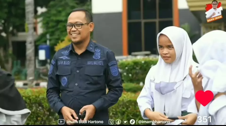Wakil Wali Kota Depok Diburu Siswi SMA untuk Foto Bersama