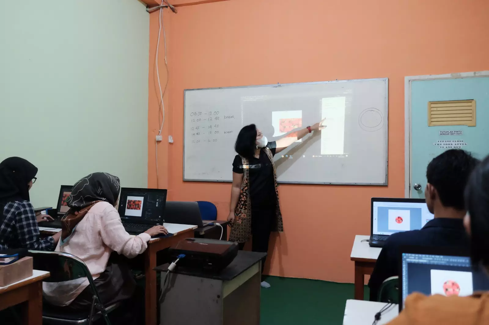 Peserta Pelatihan Desain Grafis Dapat Berbagai Pembekalan