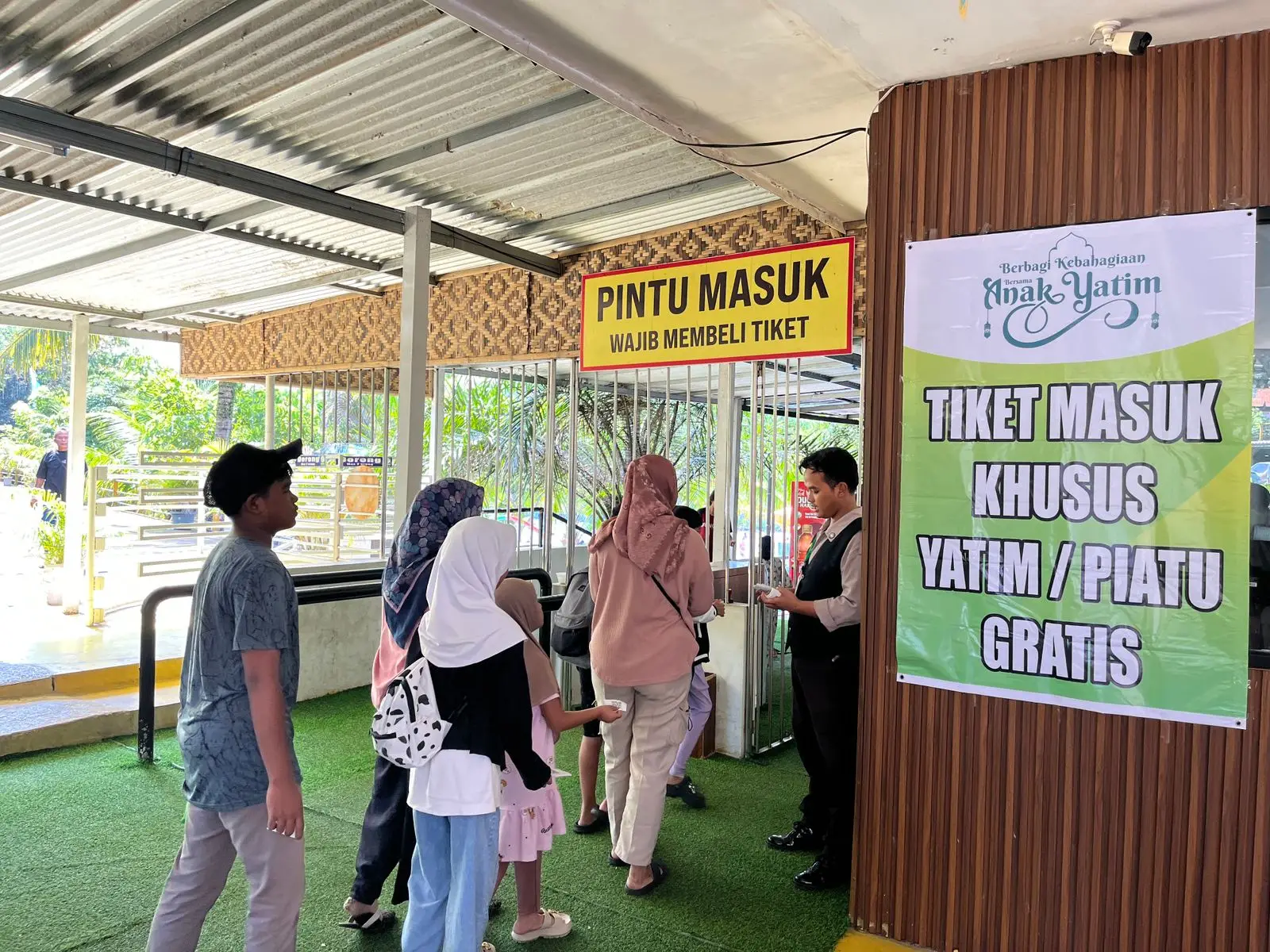 Berbagi Kebahagiaan, Ribuan Anak Yatim Berenang Gratis di Wisata Air Putri Duyung