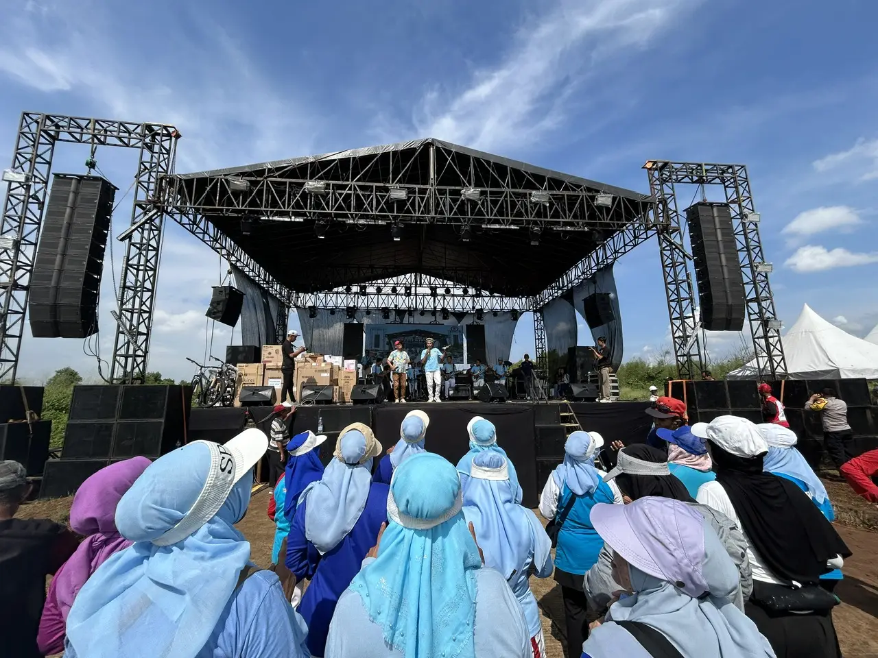Bawakan Lagu Dangdut Andalan, Familys Group Jadi Magnet di Acara Ngubek Empang Tapos