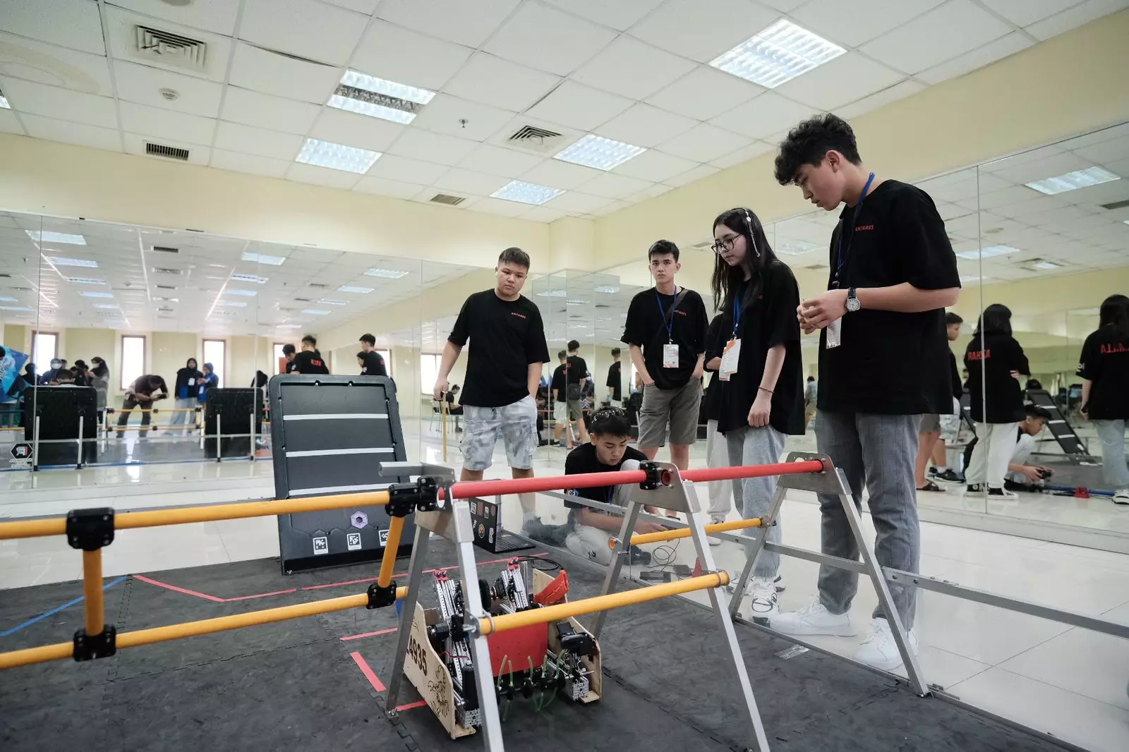Depok Tuan Rumah Kompetisi Robotik Pertama di Indonesia