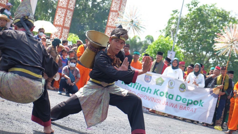 Meriahkan Pawai MTQ Jabar, Kontingen Depok Perkenalkan Pancak Silat dan Pangsi