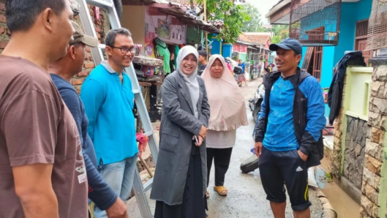 Warga Kukusan Gotong Royong Bersihkan Sisa Banjir.