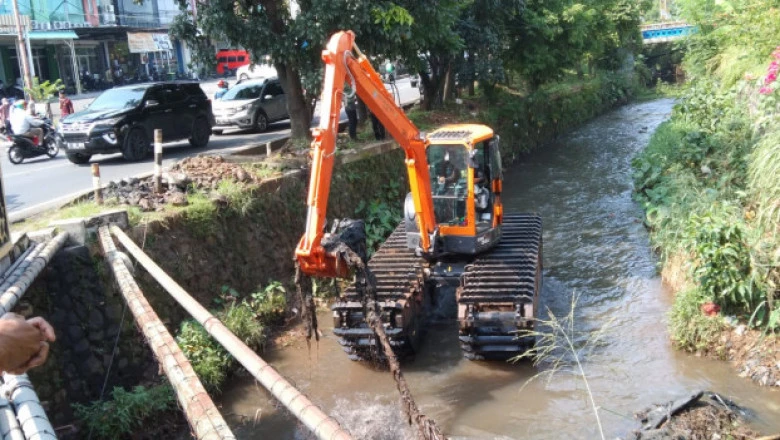 Mulai Dangkal, Satgas DPUPR Depok Normalisasi Kali Krukut