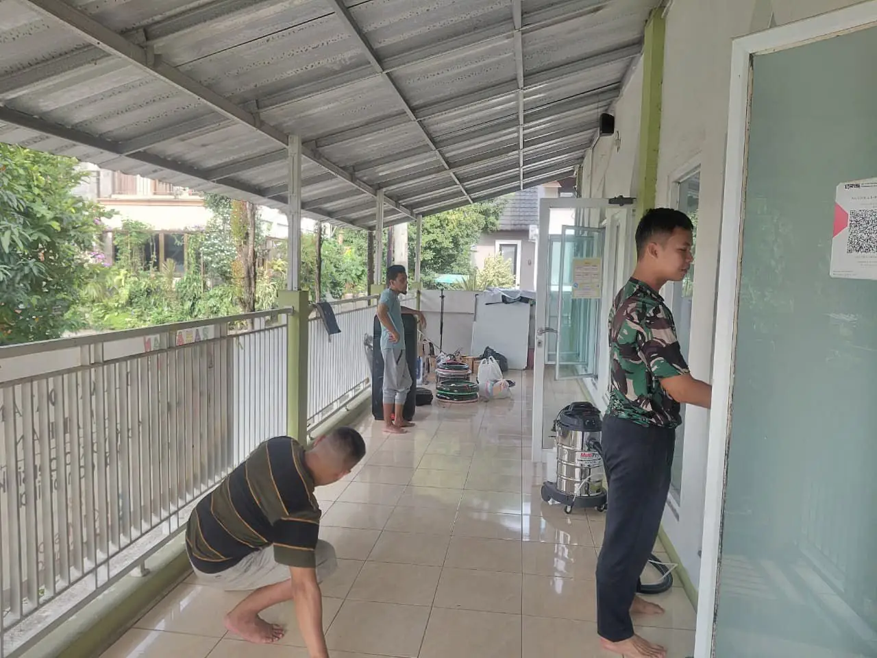 Sinergi TNI Kodim Depok dan Warga Bersihkan Musala Jelang Ramadan