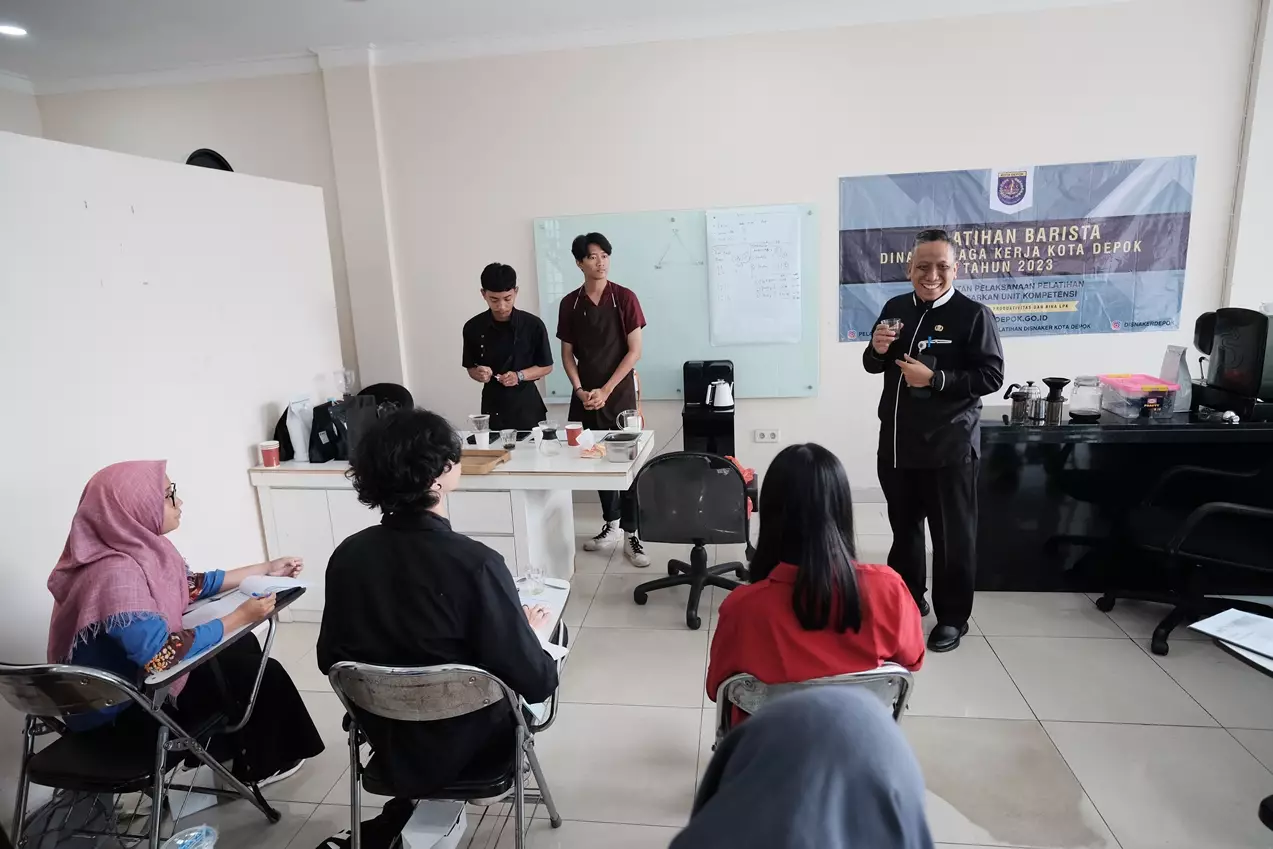 Kadisnaker Tinjau Pelatihan Barista di Meeneed Coffee Depok