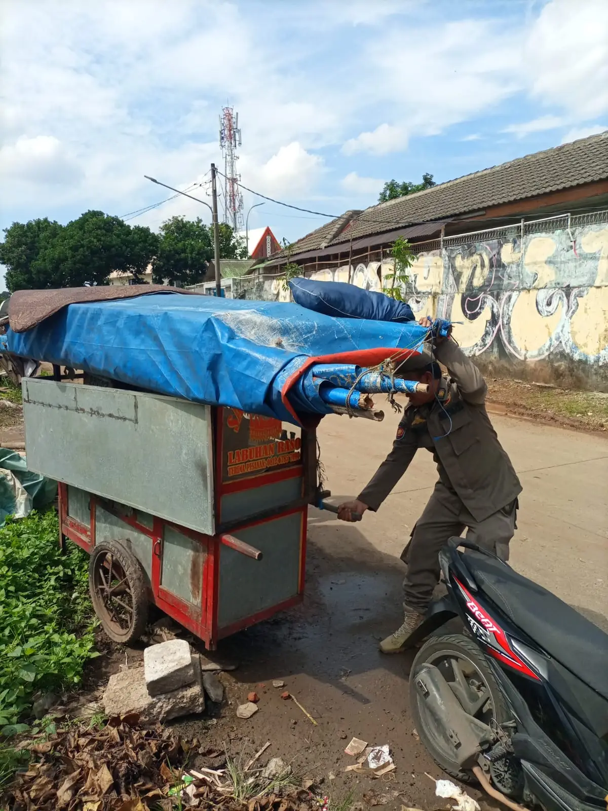 Tegakan Perda, Satpol PP Depok Tertibkan Reklame hingga Bangli di Sejumlah Titik