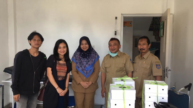 Warga SAI Depok Bagikan Makanan Gratis ke Petugas Medis