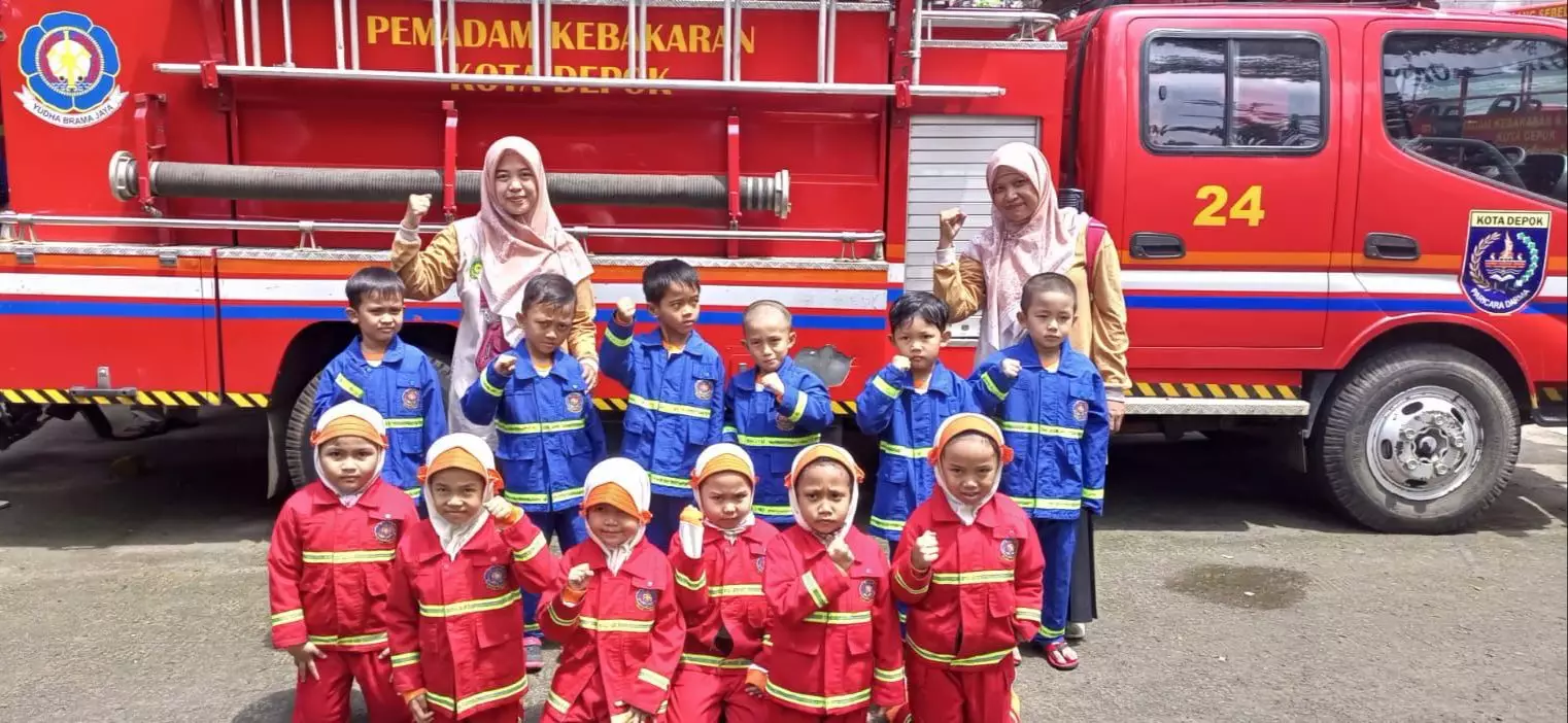 Kunjungi Damkar Depok, Siswa TK ABA 10 Dikenalkan dengan Tugas Pemadam Kebakaran