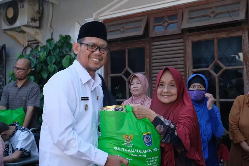 Pemkot - Baznas Depok Serahkan Bantuan Bagi Lansia dan Disabilitas di Sukmajaya