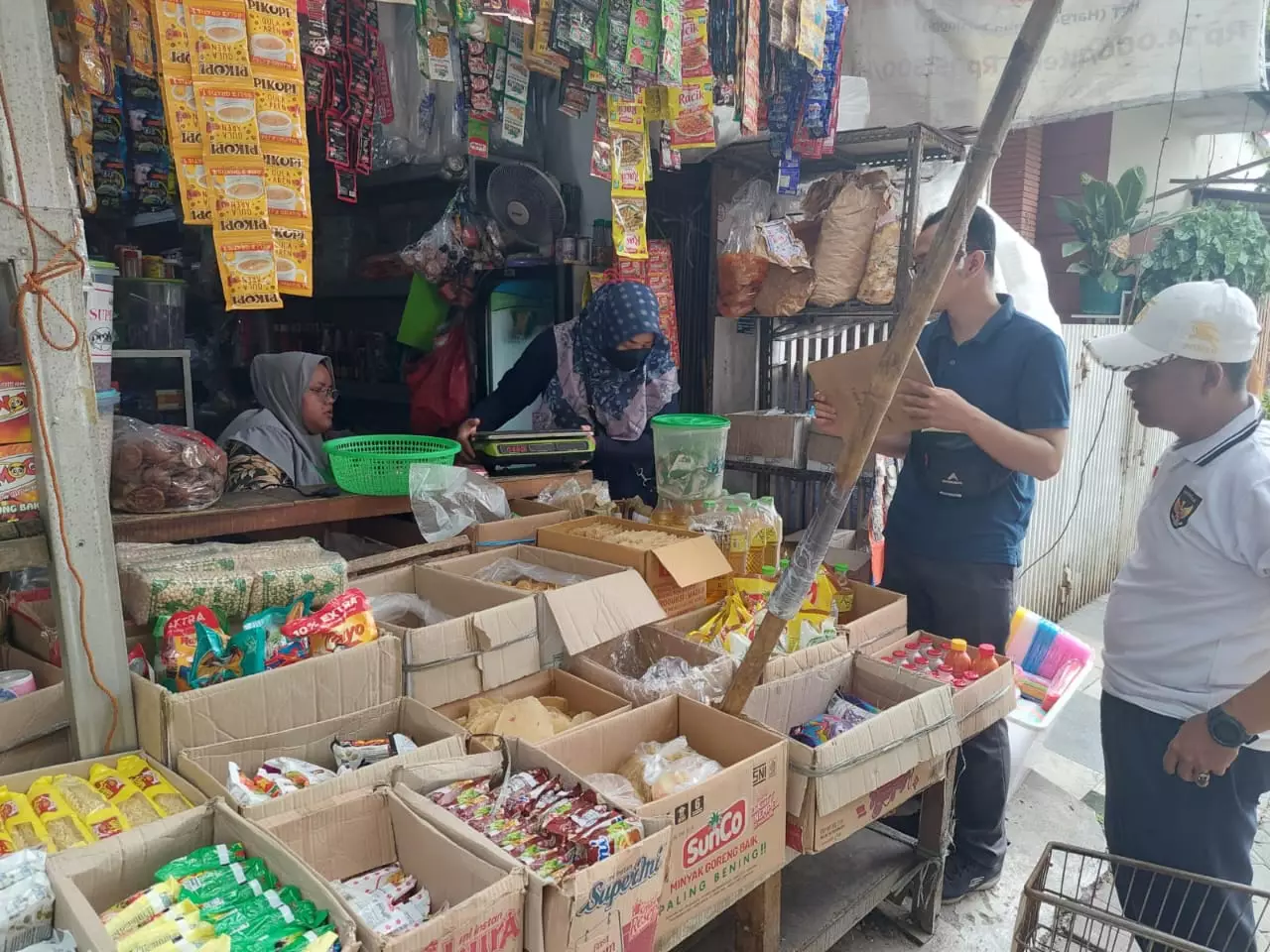 Keakuratan Timbangan Pedagang Pasar Sukatani Dicek Metrologi Legal, Ini Hasilnya