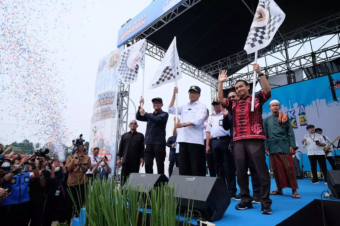 Menhub RI Bersama Wakil Wali Kota Lepas Pemudik di Terminal Jatijajar Depok