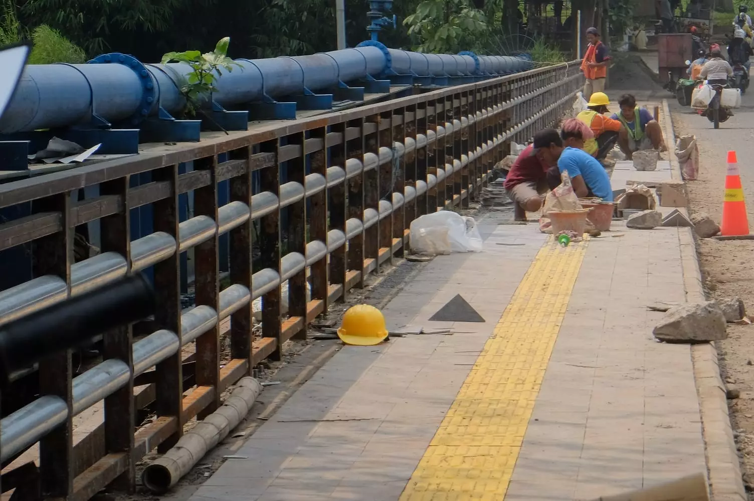 Rehabilitasi Jembatan GDC Depok Sudah Masuk Tahap Pemasangan Keramik