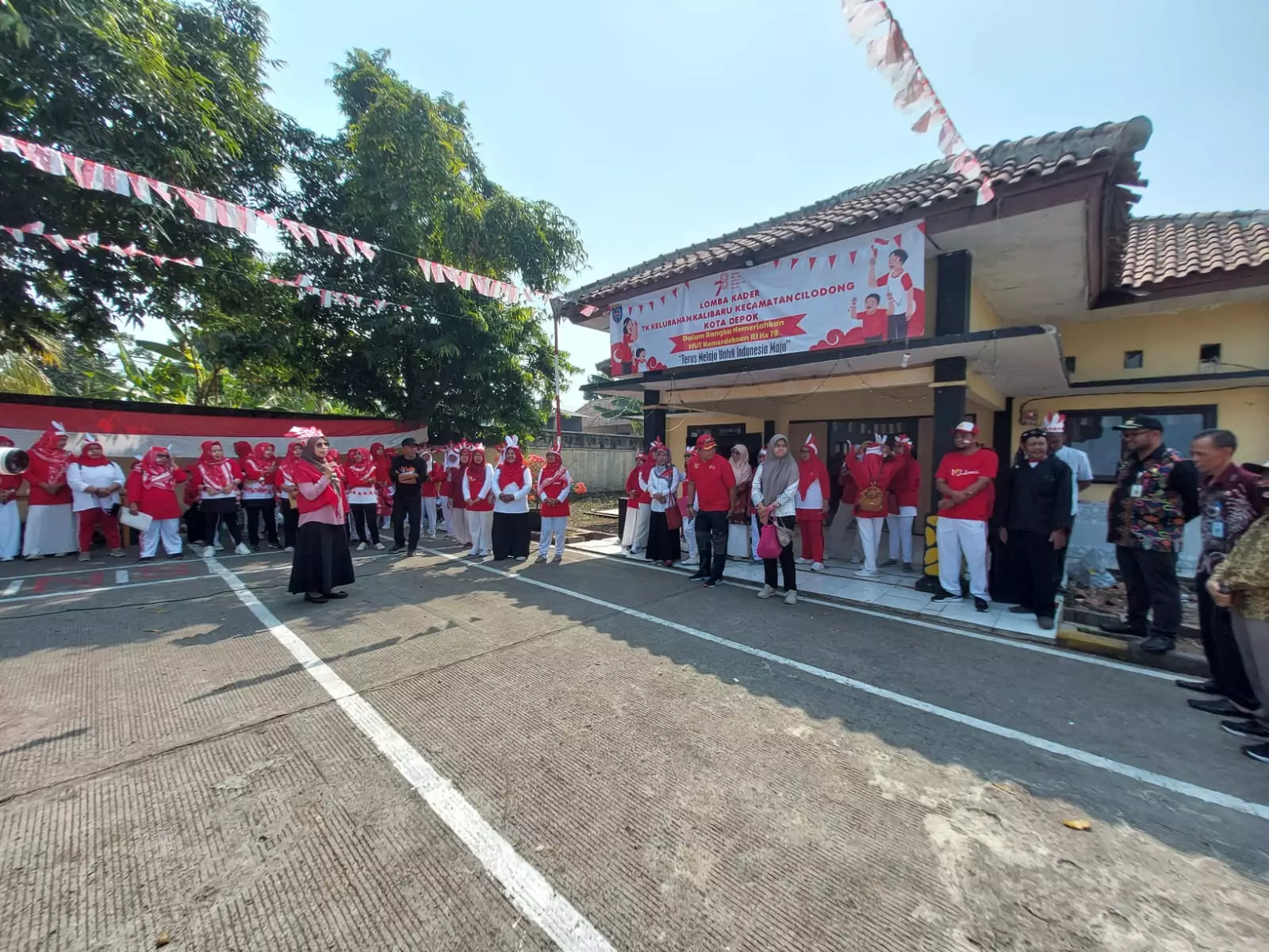Kader PKK Kelurahan Kalibaru dengan Berbagai Lomba Agustus