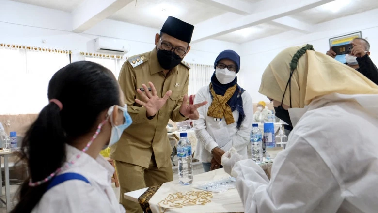 Wakil Wali Kota Tinjau Gebyar Vaksin Pelajar di SMPN 3 Depok