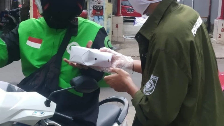 Forum Anak Sukmajaya Bagikan Nasi Box untuk Warga Terdampak Covid-19