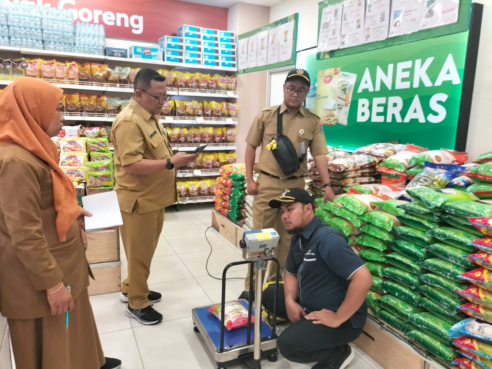 Disdagin Depok Pastikan Toko Modern Bebas Beras Oplosan